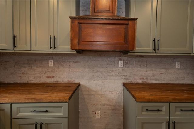 901 E 4th Street, Altamont, KS 67330