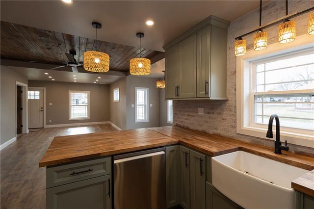 901 E 4th Street, Altamont, KS 67330