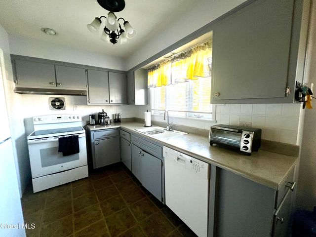 20 Peter Lane, Amsterdam, NY 12010