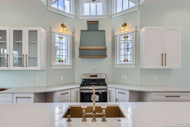 515 W Highland Blvd, San Antonio, TX 78210