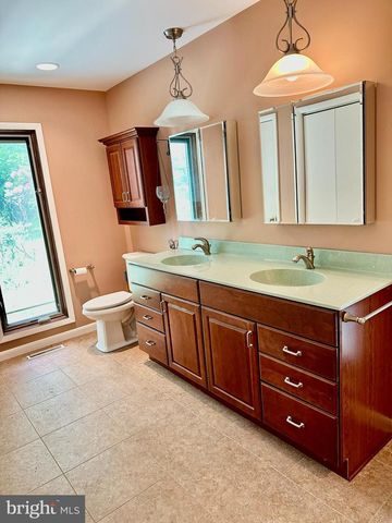 1900 COMPTON DR, Harrisburg, PA 17112