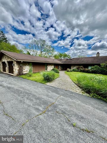 1900 COMPTON DR, Harrisburg, PA 17112