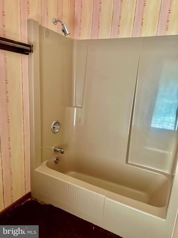 1900 COMPTON DR, Harrisburg, PA 17112