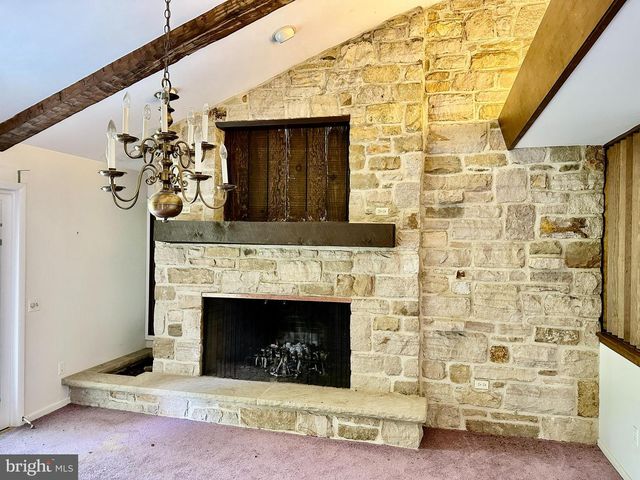 1900 COMPTON DR, Harrisburg, PA 17112