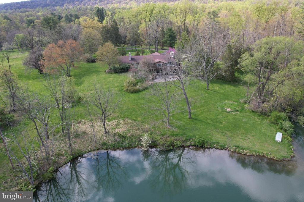 1900 COMPTON DR, Harrisburg, PA 17112