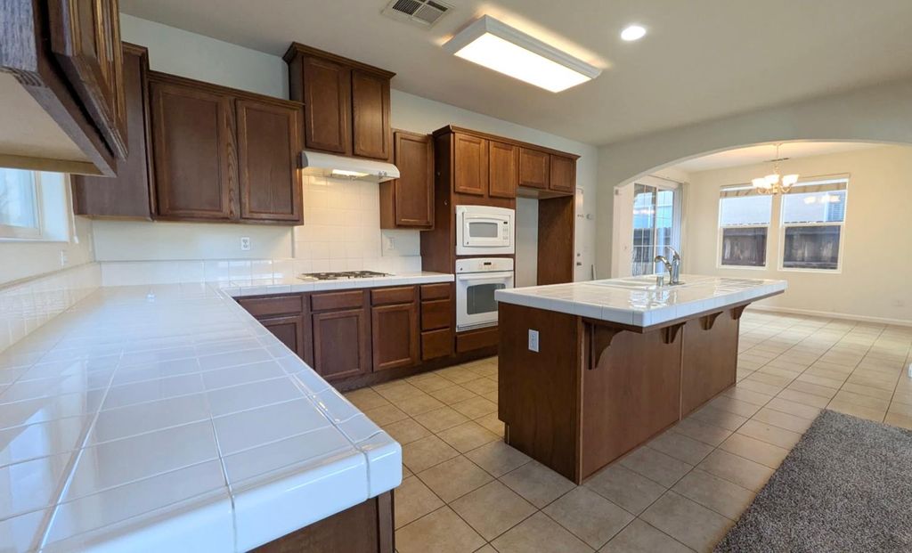 Image 10 of property listing at 4361 W Artemisa Drive, Fresno, CA 93722