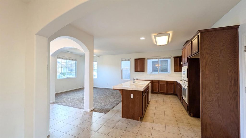 Image 12 of property listing at 4361 W Artemisa Drive, Fresno, CA 93722