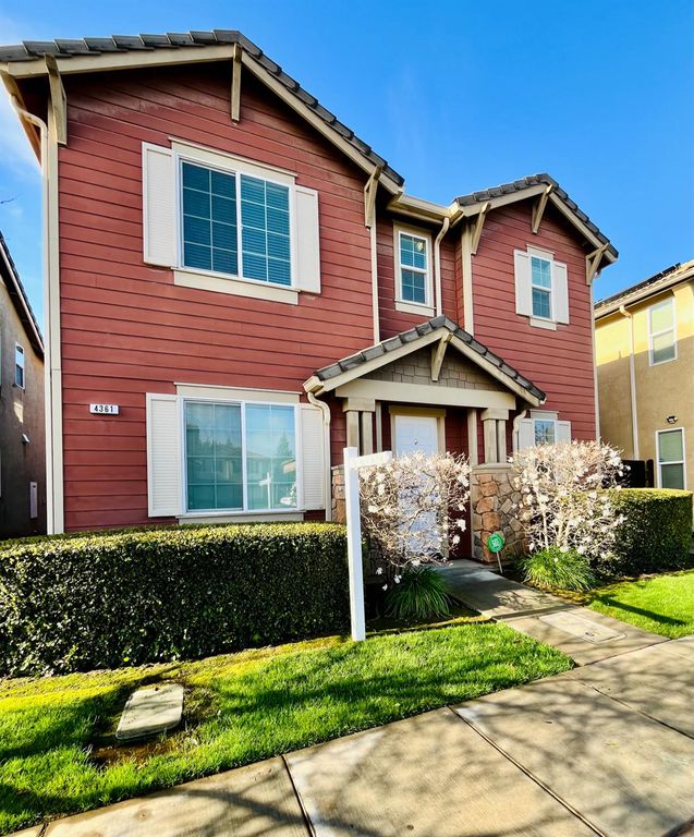 Image 2 of property listing at 4361 W Artemisa Drive, Fresno, CA 93722