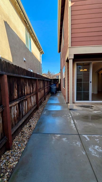 Image 38 of property listing at 4361 W Artemisa Drive, Fresno, CA 93722