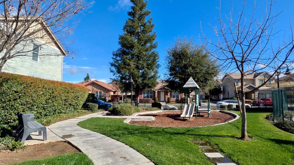 Image 40 of property listing at 4361 W Artemisa Drive, Fresno, CA 93722