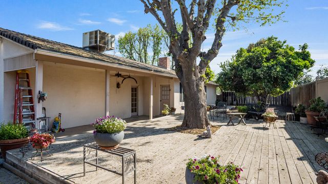 217 W Laura Avenue, Visalia, CA 93277