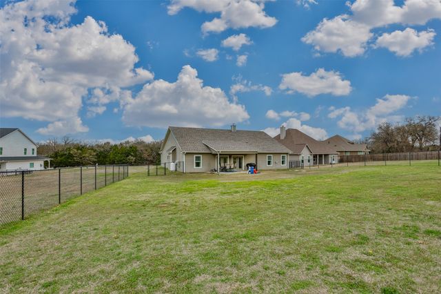 228 Colt Drive, Lake Kiowa, TX 76240