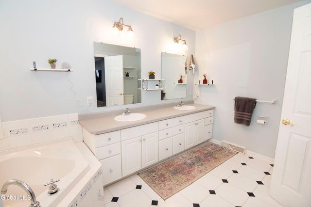 19 Mann Boulevard, Halfmoon, NY 12065