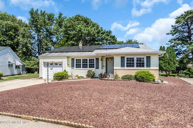 113 Edgewater Court, Toms River, NJ 08757