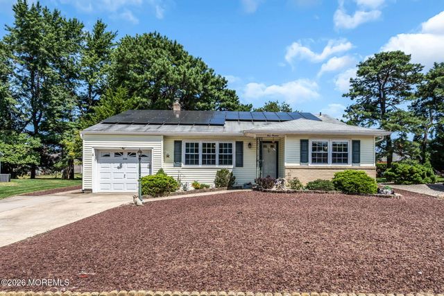 113 Edgewater Court, Toms River, NJ 08757