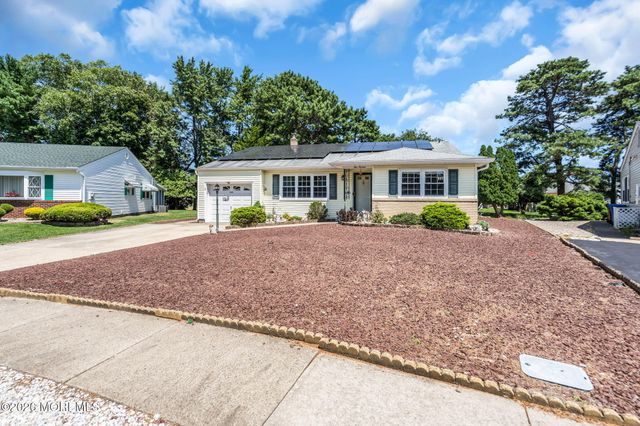 113 Edgewater Court, Toms River, NJ 08757