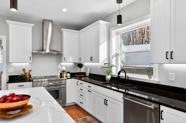 1 Goddard Dr, Nahant, MA 01908