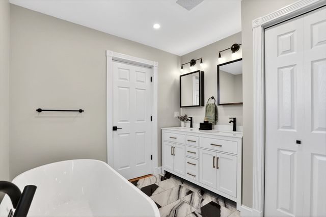 1 Goddard Dr, Nahant, MA 01908