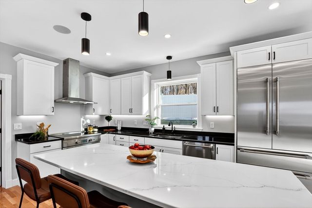 1 Goddard Dr, Nahant, MA 01908