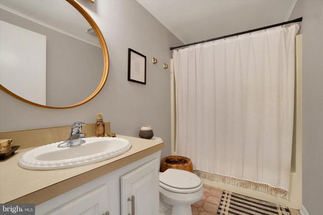 60 HICKORY DR, Manchester, PA 17345