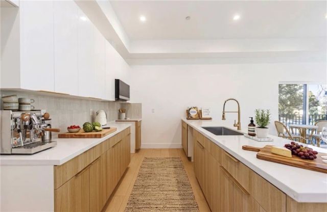 5935 Woodman, Sherman Oaks, CA 91401