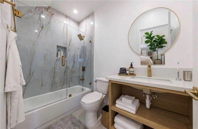 5935 Woodman, Sherman Oaks, CA 91401