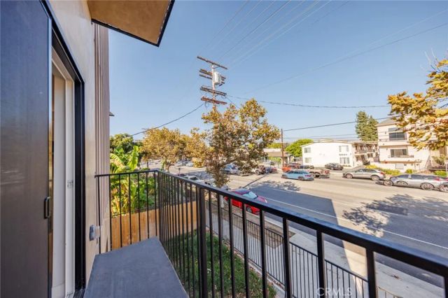5935 Woodman, Sherman Oaks, CA 91401