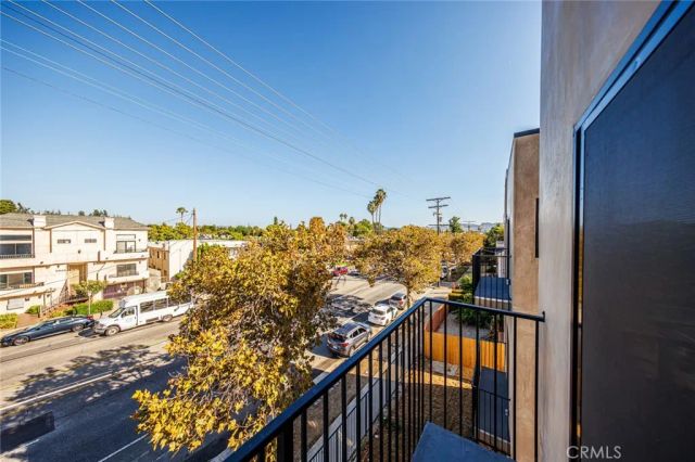 5935 Woodman, Sherman Oaks, CA 91401