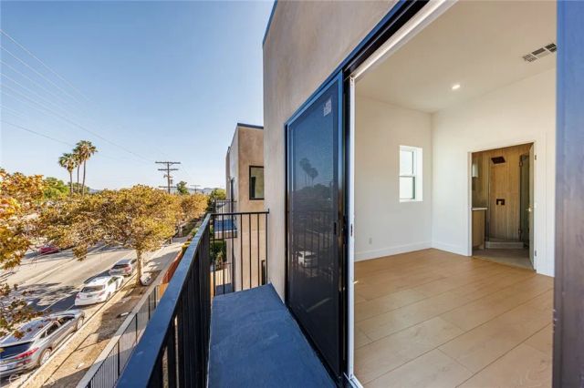 5935 Woodman, Sherman Oaks, CA 91401