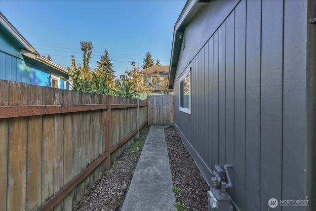 31212 9th Avenue S, Federal Way, WA 98003