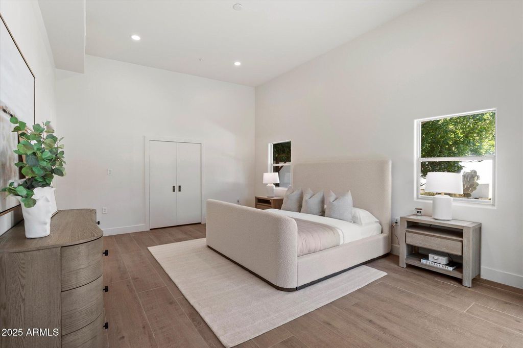 Image 10 of property listing at 7042 E ORANGE BLOSSOM Lane, Paradise Valley, AZ 85253