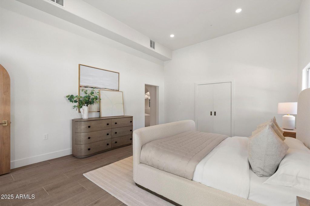 Image 11 of property listing at 7042 E ORANGE BLOSSOM Lane, Paradise Valley, AZ 85253