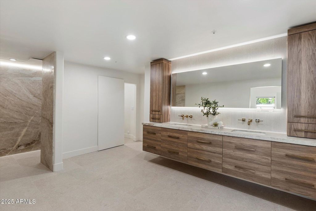 Image 13 of property listing at 7042 E ORANGE BLOSSOM Lane, Paradise Valley, AZ 85253