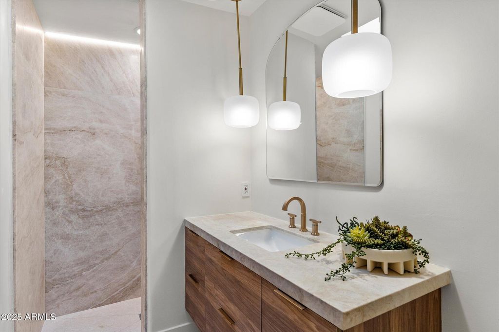 Image 16 of property listing at 7042 E ORANGE BLOSSOM Lane, Paradise Valley, AZ 85253