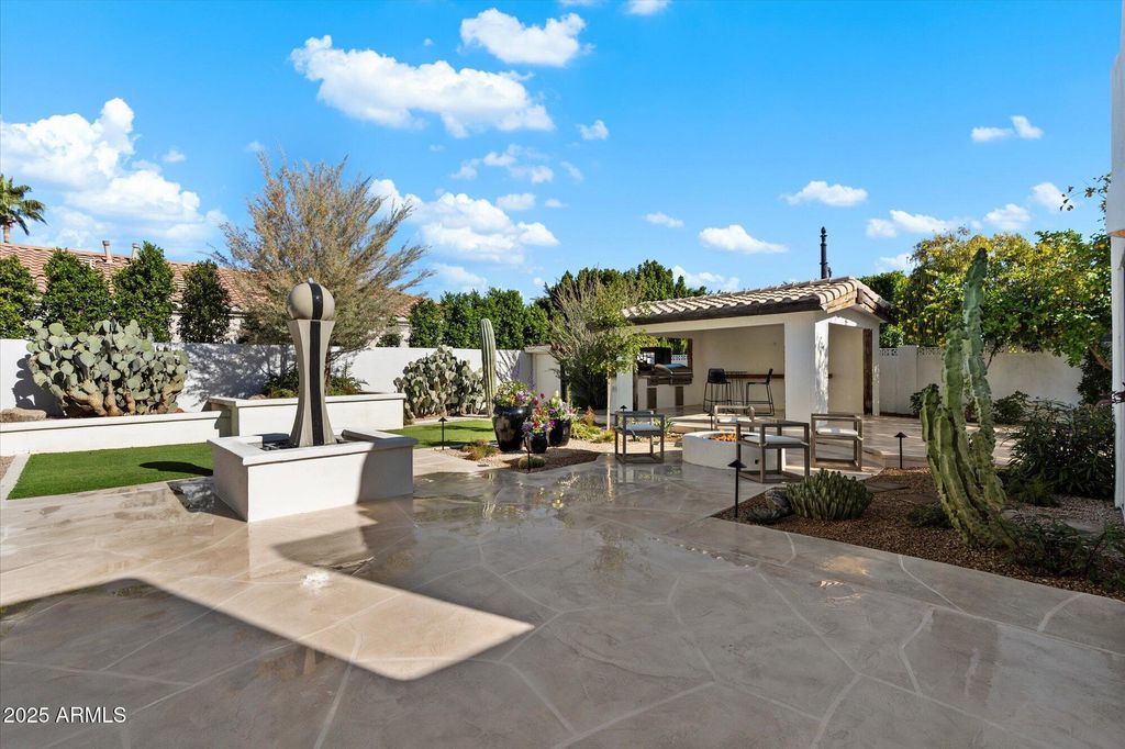 Image 18 of property listing at 7042 E ORANGE BLOSSOM Lane, Paradise Valley, AZ 85253