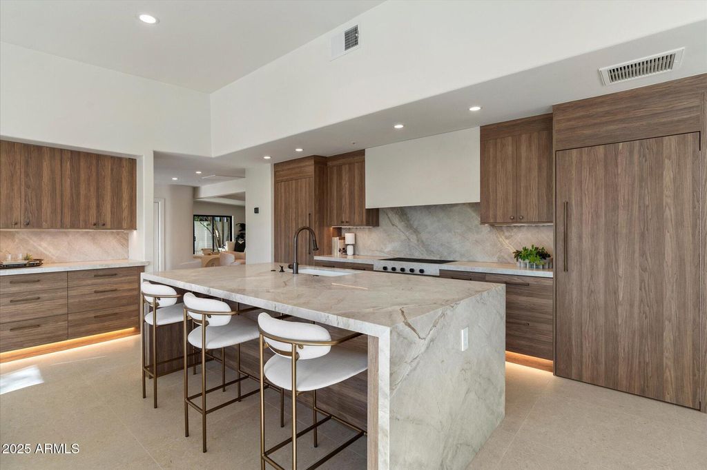 Image 2 of property listing at 7042 E ORANGE BLOSSOM Lane, Paradise Valley, AZ 85253