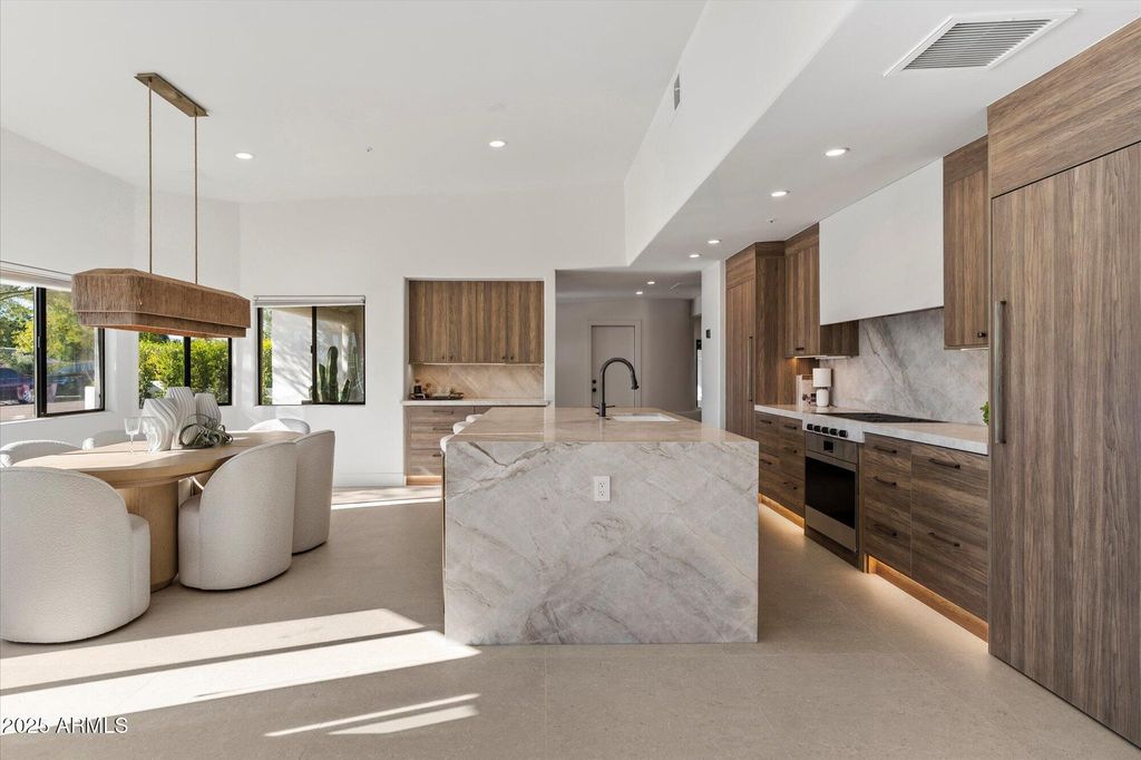 Image 5 of property listing at 7042 E ORANGE BLOSSOM Lane, Paradise Valley, AZ 85253