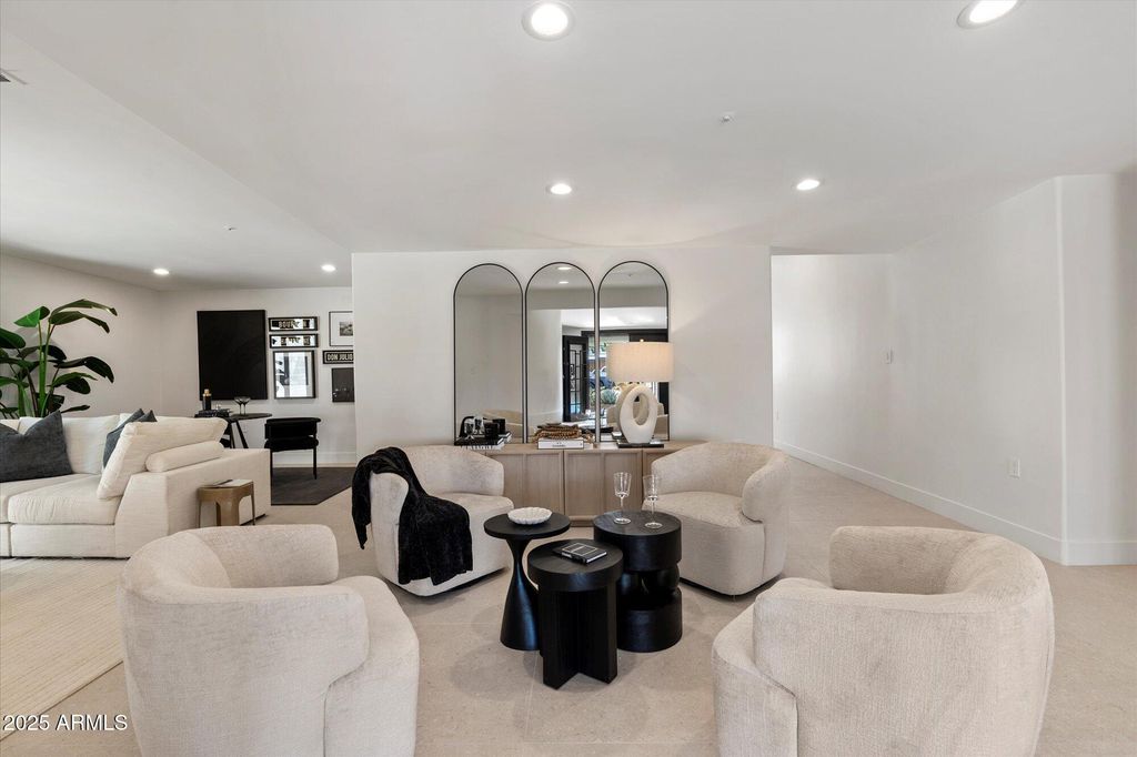 Image 8 of property listing at 7042 E ORANGE BLOSSOM Lane, Paradise Valley, AZ 85253