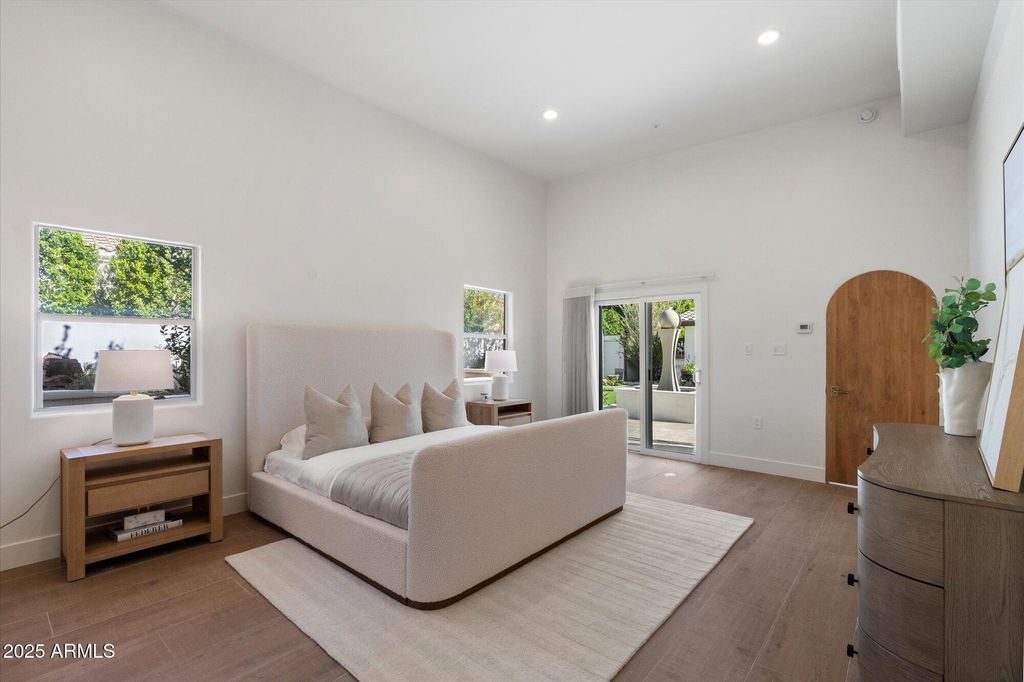 Image 9 of property listing at 7042 E ORANGE BLOSSOM Lane, Paradise Valley, AZ 85253