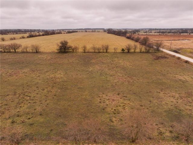 13100 E H Highway, Stockton, MO 65785