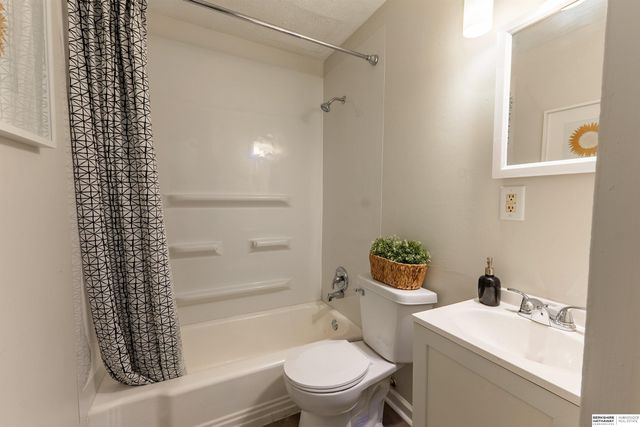 5004 N 33rd Street, Omaha, NE 68111
