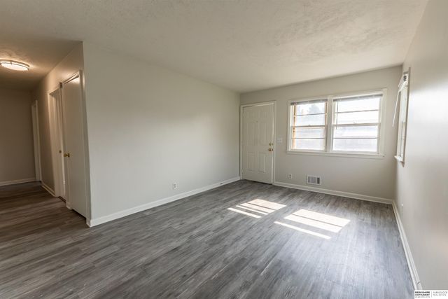 5004 N 33rd Street, Omaha, NE 68111