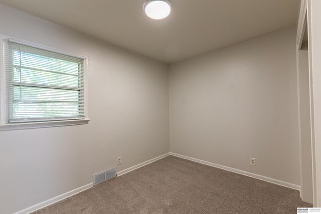 5004 N 33rd Street, Omaha, NE 68111