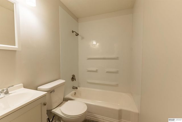 5004 N 33rd Street, Omaha, NE 68111