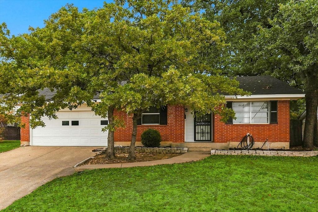 1813 Barron Lane, Fort Worth, TX 76112 — exterior