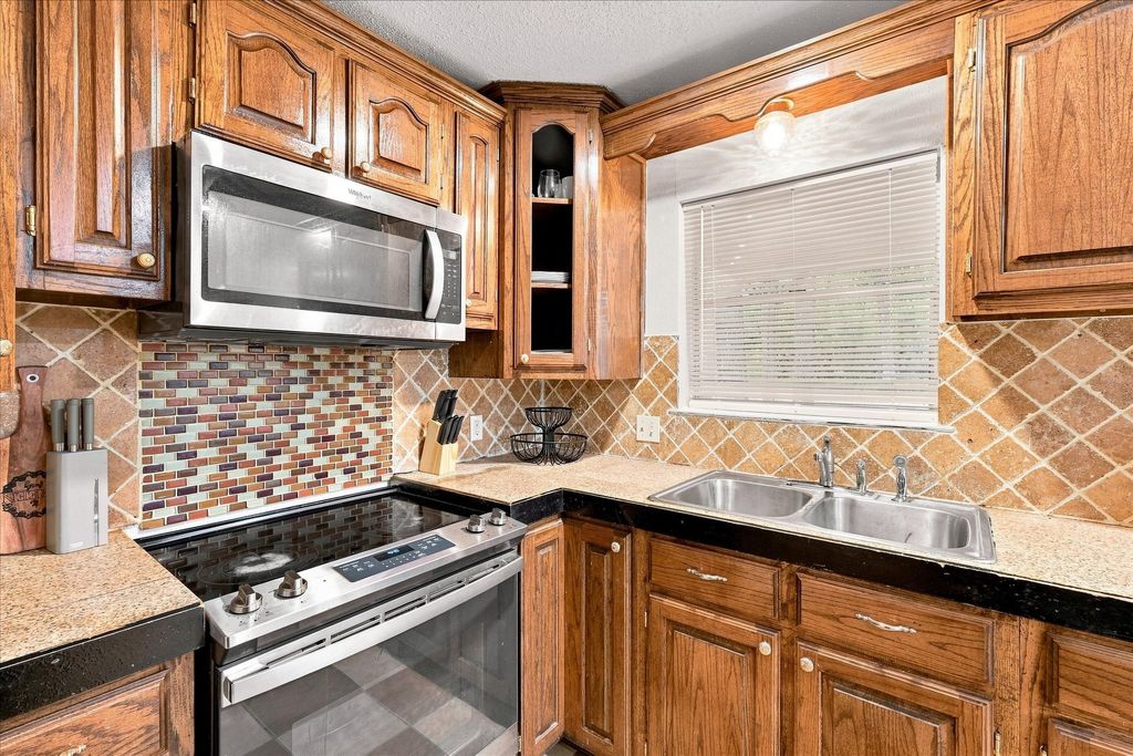 1813 Barron Lane, Fort Worth, TX 76112 — photo 3