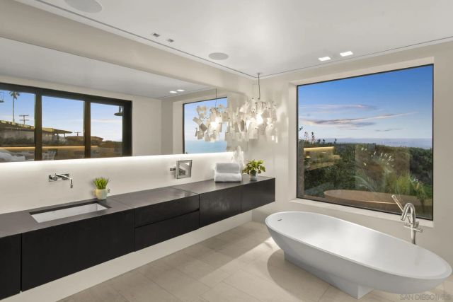 5811 Box Canyon Rd, La Jolla, CA 92037