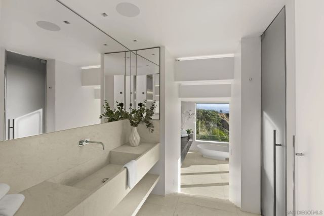 5811 Box Canyon Rd, La Jolla, CA 92037