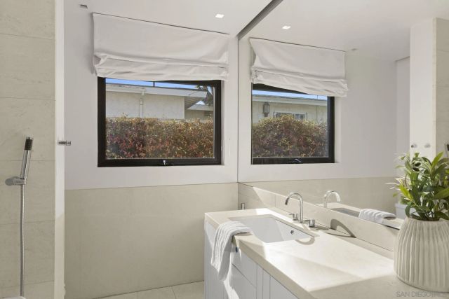 5811 Box Canyon Rd, La Jolla, CA 92037