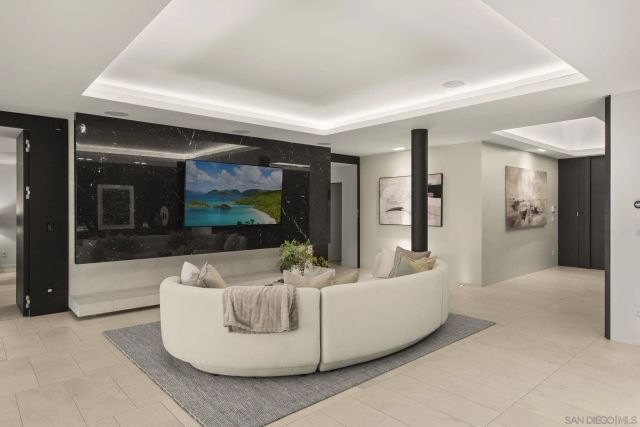 5811 Box Canyon Rd, La Jolla, CA 92037